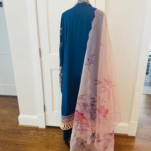 Brand New - Sana Safinaz Linen Embroidered 3 Piece Suit - Picture 4 of 4